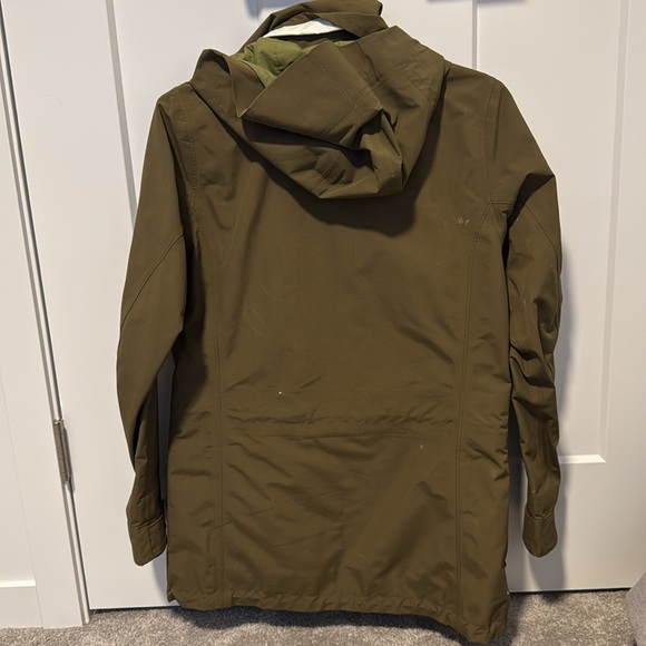 MEC small spring rain jacket - Picture 2 of 3